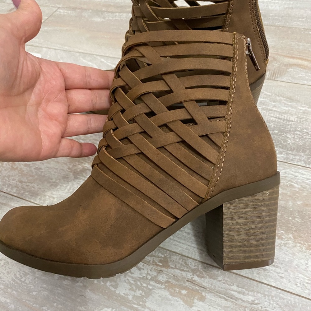 Cute booties 🌺 - Picture 7 of 12